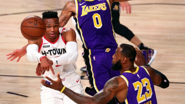 LeBron James bất lực nhìn Lakers thua trận bán kết đầu tiên