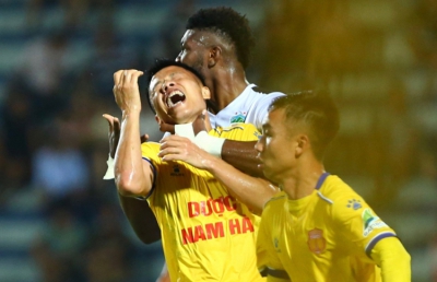 'Cầu thủ HAGL chơi xấu đối thủ' tho&aacute;t &aacute;n phạt ngoạn mục