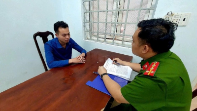 Tin “bùa ngải”, người phụ nữ bị quay lại video khỏa thân và tống tiền