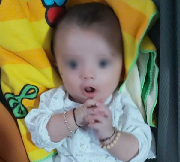 Giữa trưa, phát hiện cháu bé bị bỏ rơi ven đường với 2 bình sữa pha sẵn