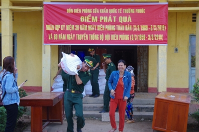 Hỗ trợ d&acirc;n ngh&egrave;o 6.000kg gạo