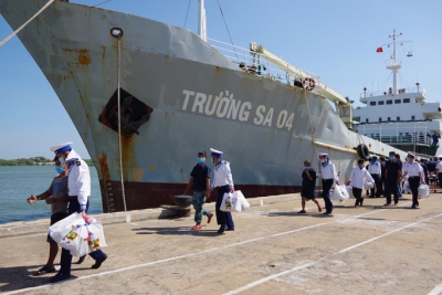 Thứ trưởng Bộ Quốc phòng đón 30 ngư dân gặp nạn trên biển trở về