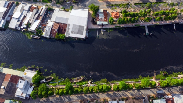 Một nh&agrave; m&aacute;y đường ở Hậu Giang l&agrave; "thủ phạm" khiến nước đen, c&aacute; chết h&agrave;ng loạt