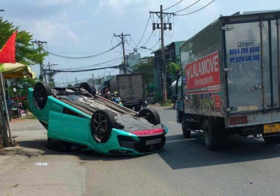 Ô tô 5 chỗ do nữ tài xế lái “phơi bụng” sau tai nạn ở TP Thủ Đức