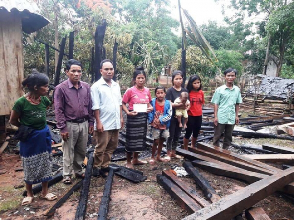 Chăm s&oacute;c con đau ở bệnh viện, rụng rời nghe tin nh&agrave; bị lửa thi&ecirc;u rụi