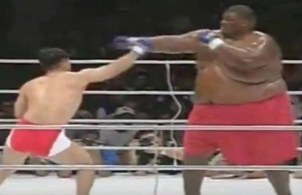 V&otilde; sĩ nhỏ b&eacute; hạ đ&ocirc; vật 300kg bằng c&uacute; đấm 'như g&atilde;i ngứa'