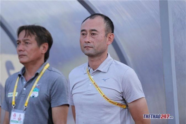 HLV Lee Tae Hoon đổ lỗi do mặt cỏ khiến HAGL bị loại khỏi c&uacute;p QG