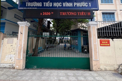 Nữ giáo viên bị 2 người đàn ông làm nhục giữa trường