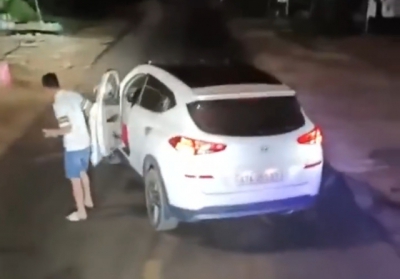 CLIP: Xác minh thông tin thanh niên "chơi ngông", đậu xe con chặn đường