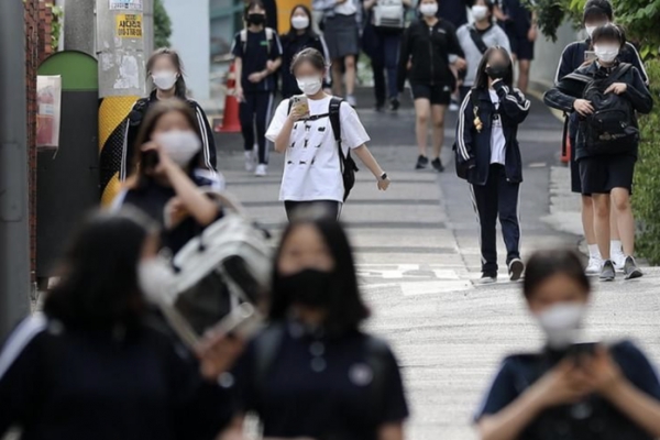 H&agrave;n Quốc sắp cấm d&ugrave;ng điện thoại trong giờ học