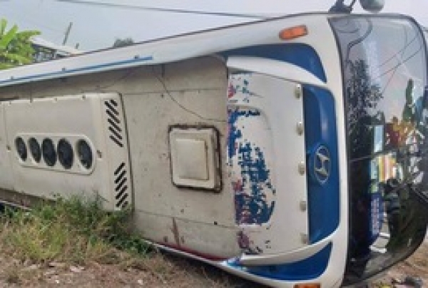 Lật xe, 10 c&ocirc;ng nh&acirc;n trọng thương