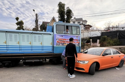 Xe của ca sĩ Cao Thái Sơn va chạm với tàu hỏa
