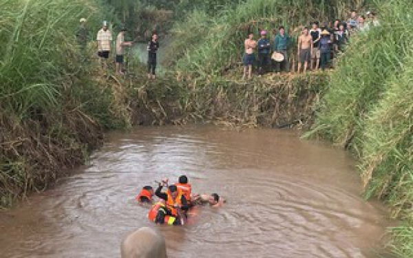Bốn học sinh rủ nhau đi tắm, 2 em chết đuối thương tâm