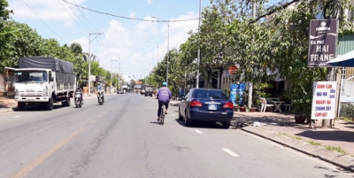 Chờ l&atilde;nh đạo tỉnh Hậu Giang &ldquo;xử&rdquo; vụ xe biển xanh đi dự tiệc ở Cần Thơ