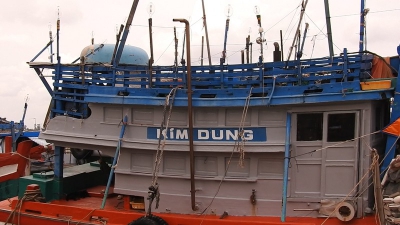 Bức x&uacute;c c&aacute;c t&agrave;u c&aacute; neo đậu d&agrave;n h&agrave;ng ngang tr&ecirc;n s&ocirc;ng ở Tiền Giang: