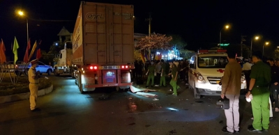 Va chạm với xe đầu k&eacute;o, 3 người thương vong