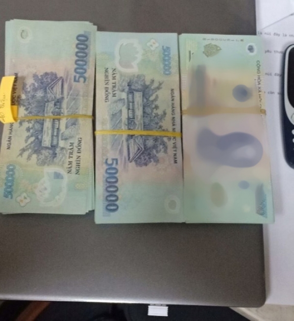 H&atilde;ng th&ocirc;ng b&aacute;o mới biết để qu&ecirc;n m&aacute;y t&iacute;nh v&agrave; 140 triệu đồng tr&ecirc;n m&aacute;y bay