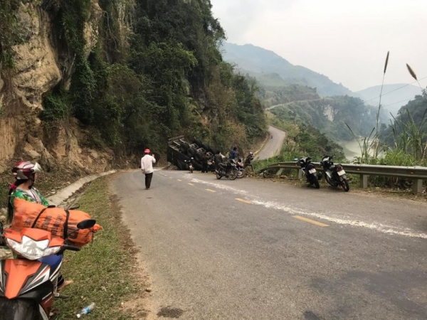 Xe container mất phanh lật trơ bụng, t&agrave;i xế nhập viện cấp cứu