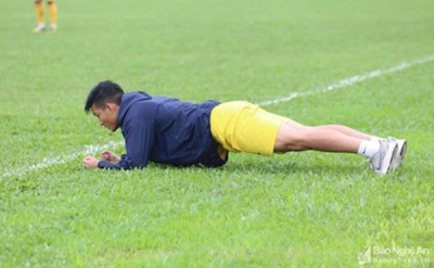 Mặt s&acirc;n Vinh qu&aacute; xấu l&agrave;m SLNA mất th&ecirc;m hai trụ cột