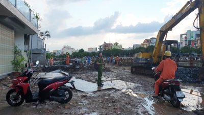 C&ocirc;ng nh&acirc;n thi c&ocirc;ng đường ống cống bị cột điện g&atilde;y đ&egrave; chết