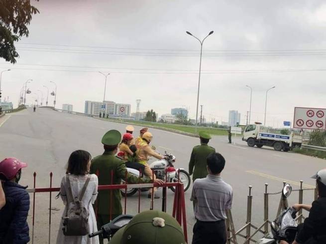 Cấm đường tiễn đo&agrave;n Chủ tịch Kim Jong-un, CSGT d&ugrave;ng xe đặc chủng đưa 2 mẹ con đi cấp cứu