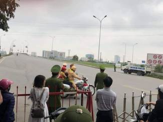 Cấm đường tiễn đo&agrave;n Chủ tịch Kim Jong-un, CSGT d&ugrave;ng xe đặc chủng đưa 2 mẹ con đi cấp cứu