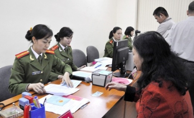 Cấm c&ocirc;ng an đ&uacute;t tay t&uacute;i quần, đeo k&iacute;nh đen khi l&agrave;m nhiệm vụ