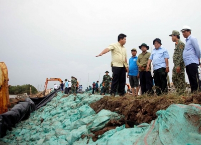 Duy tr&igrave; hộ đ&ecirc; khẩn cấp ở C&agrave; Mau