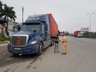 Lực lượng CSGT Ba H&agrave;ng, Hải Dương ra qu&acirc;n kiểm tra nồng độ cồn, test nhanh chất ma t&uacute;y đối với t&agrave;i xế xe container.