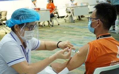 TP Hồ Ch&iacute; Minh phấn đấu c&oacute; 2/3 d&acirc;n số được ti&ecirc;m vaccine ph&ograve;ng Covid-19 v&agrave;o cuối năm 2021