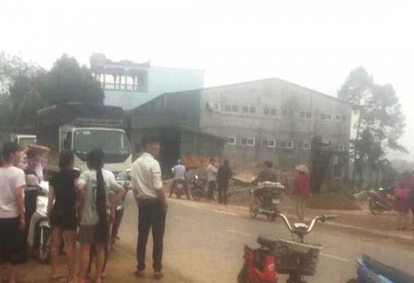 X&uacute;c c&aacute;t đi b&aacute;n, t&aacute; hỏa thấy người đ&agrave;n &ocirc;ng &ocirc;m gối chết trong đống c&aacute;t