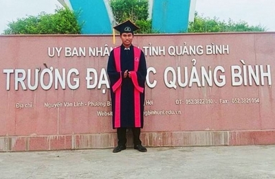 Tr&ograve; chuyện với thầy gi&aacute;o sống s&oacute;t sau hủ tục ch&ocirc;n con theo mẹ