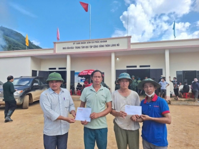 “Nhà có còn gì nữa đâu, người mất gần hết, còn mỗi bộ quần áo mặc trên người”