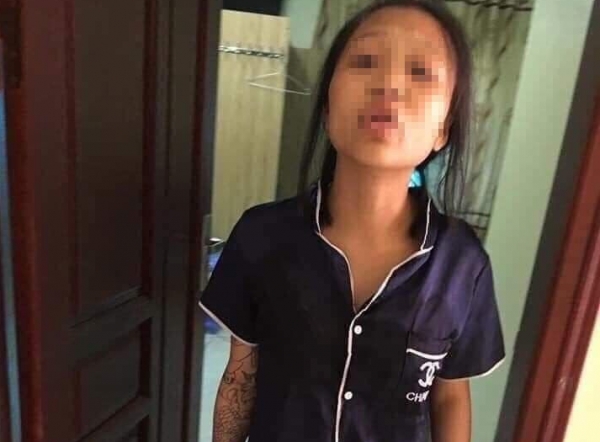 Bất ngờ th&acirc;n phận người mẹ xăm trổ x&aacute;ch lủng lẳng con mới 18 ng&agrave;y tuổi