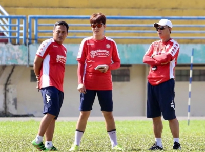 Cầu thủ TPHCM kh&ocirc;ng tu&acirc;n theo chiến thuật, HLV người H&agrave;n bực tức bỏ về