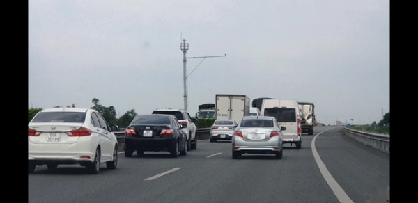 Tuyến cao tốc TP HCM - Trung Lương đang như... đường l&agrave;ng!