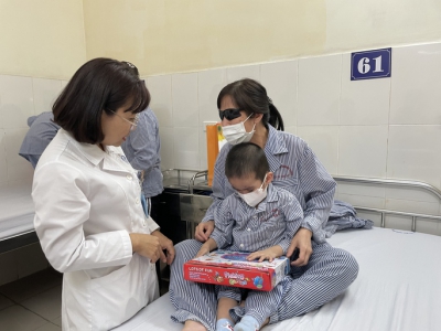 70% bệnh nhân ung thư mắt phải khoét bỏ mắt vì đến viện muộn