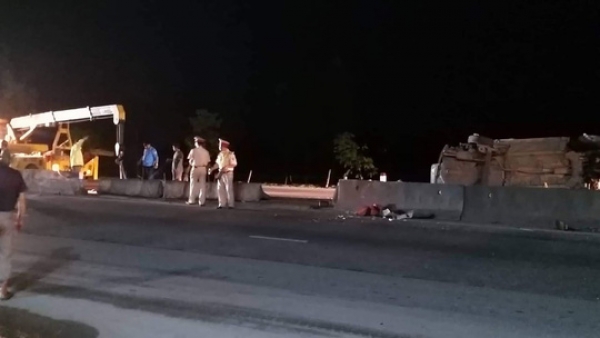 Bị xe đầu k&eacute;o t&ocirc;ng, 5 người đi nhận h&agrave;i cốt liệt sĩ bị thương trong xe con