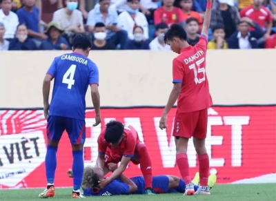 Có nên kéo lưỡi để ngăn “nuốt lưỡi” khi va chạm trong bóng đá?
