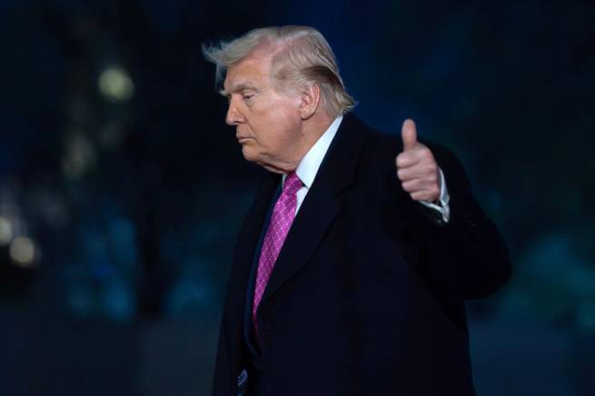 Tổng thống Donald Trump &ldquo;sẵn s&agrave;ng chấm dứt xung đột m&agrave; kh&ocirc;ng cần mở lại Hormuz&rdquo;?