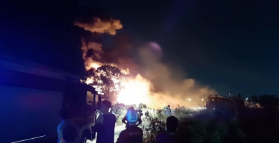 Biển lửa bao tr&ugrave;m b&atilde;i xe ở S&agrave;i G&ograve;n