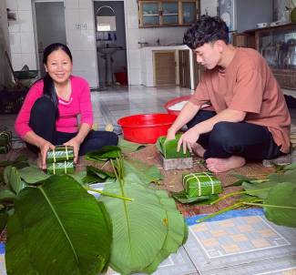 Trần Minh Vương kể chuyện đưa Việt kiều Mỹ về Th&aacute;i B&igrave;nh đ&oacute;n Tết, khoe c&ugrave;ng mẹ g&oacute;i b&aacute;nh chưng