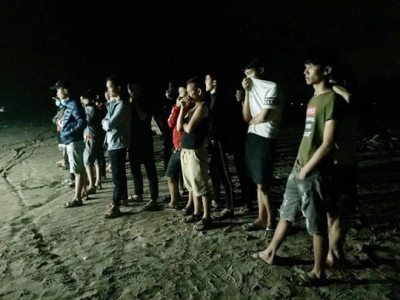 Ph&aacute;t hiện thi thể 2 phụ nữ mặc &aacute;o phao tr&ocirc;i dạt v&agrave;o bờ biển