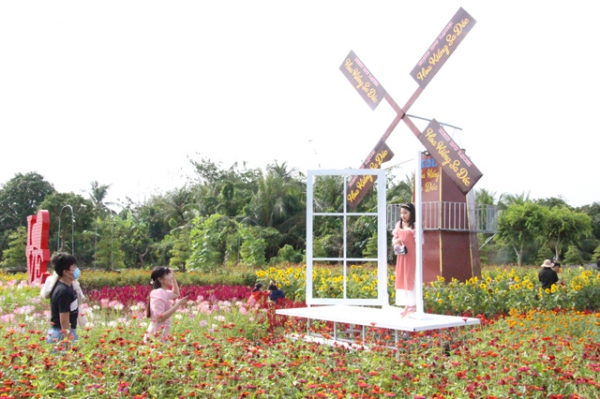 Hàng ngàn du khách đến tham quan Làng hoa Sa Đéc dịp Tết Dương lịch