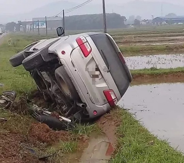 Dậy sớm đi l&agrave;m đồng, người phụ nữ bị xe 7 chỗ t&ocirc;ng tử vong