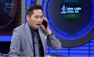 BTV Quốc Kh&aacute;nh xin lỗi thủ m&ocirc;n B&ugrave;i Tiến Dũng sau khi "giả vờ gọi Đặng Văn L&acirc;m"