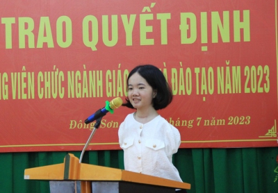 Cô gái không tay xúc động nhận quyết định tuyển dụng đặc cách từ Chủ tịch Thanh Hóa