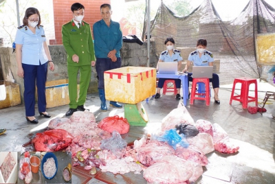 Phát hiện 1 tấn nội tạng heo tại cơ sở cạnh nghĩa trang