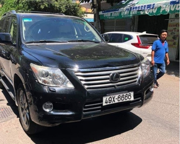 Vụ Lexus t&ocirc;ng v&agrave;o đ&aacute;m tang: Người l&aacute;i xe bị cấm xuất cảnh